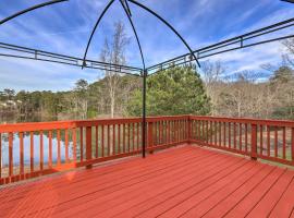 Spacious Atlanta Home with Lake Access and Deck!、フェアバーンのホテル