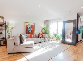 Pop Art Spacious Home for 6 near Olympic Park, hotel in London