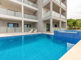 Villa Stella with pool and seaview, hotel a Karlobag