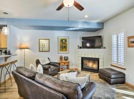 Cozy Vail Valley Townhome - Walk to Riverwalk!, hotel med parkering i Edwards