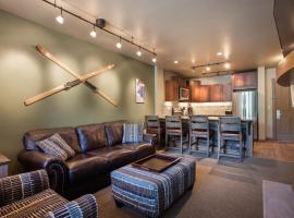 Stunning Zephyr Mountain Lodge Condo Overlooking The Village Plaza condo โรงแรมในวินเทอร์พาร์ค