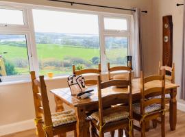 Private 3 bedroom house ideal for family & friends, hotel din Killybegs
