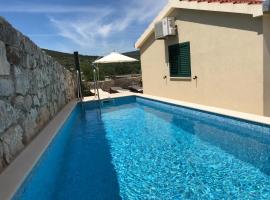 Villa Aranea mit Privatem Pool !!!, feriebolig i Gustirna