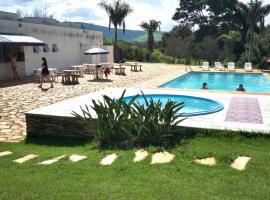 Pousada Tabuleiro, hotel con piscina en Carmo do Rio Claro