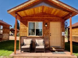 Mountain Ridge Cabins & Lodging Between Bryce and Zion National Park, chata v destinaci Hatch