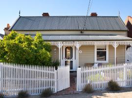 Albert Cottage - charming miner's cottage in town, hotel in Daylesford
