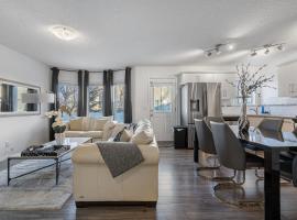 Modern House with Private Backyard & Fireplace, hotelli kohteessa Calgary