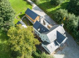 Priory House; sleeps 6-20, hotel a Goodleigh
