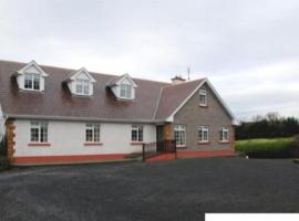 Immaculate 5-Bed House in Ballaghaderreen, holiday home in Ballaghaderreen