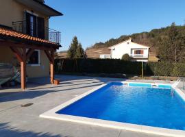 Holiday House Zdenka with Pool Istria Countryside – hotel w mieście Zarečje