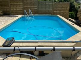 Maison 6 personnes avec piscine privée, aluguel de temporada em Saulchoy