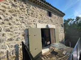 G&icirc;tes Aubergine et Poivron, acomoda&ccedil;&atilde;o com cozinha em Toulaud