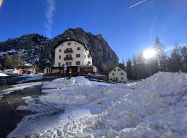 Hotel Al Sasso di Stria, hotel v destinaci Andraz