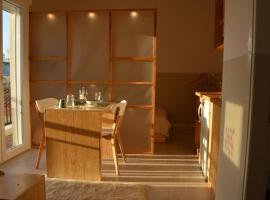 Luxurious Japandi Loft, hotel i Ptolemaida