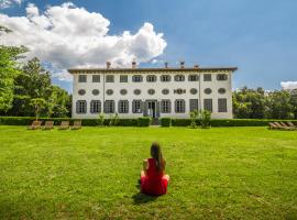 Villa Guinigi Dimora di Epoca Exclusive Residence & Pool, apartament cu servicii hoteliere din Lucca