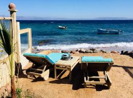 Villa Kon Tiki with private beach، كوخ في دهب