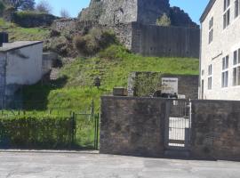 Gîte Le pt'i Baillis, hotel con estacionamiento en Nismes