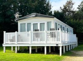 Luxury 2 Bedroom Caravan MC35, Shanklin, Isle of Wight, пляжний готель у місті Шанклін