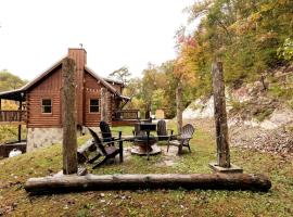 Smoky Mtn Hideaway - Cabin w/ Hot Tub & Pool Table, hotel in Sevierville