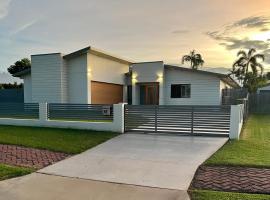 Luxury home with huge pool and putting green!, hotell i Townsville