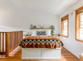 Fern Gully, Coastal Bohemian Loft at Beach