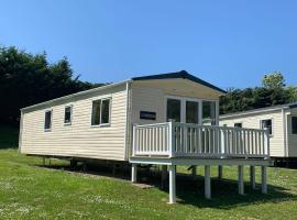 Luxury 2 Bedroom Caravan LG13, Shanklin, Isle of Wight, glampingplads i Shanklin