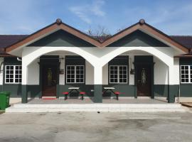 MRI Residence 4 Bedroom Bungalow with Private Pool in Sg Buloh - No Pork & No Alcohol – hotel z parkingiem w mieście Kampong Kubu Gajah Dalam