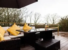 The Woodland Lodge - Wood Fired Hot Tub and Firepit