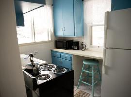 Charming French Studio Apartment, hotel i Laramie