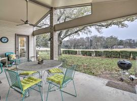 Beautiful Salado Retreat with Golf Course Views!, pet-friendly hotel in Salado