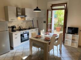 Great studio apartment in the heart of Chianni, Hotel mit Parkplatz in Chianni