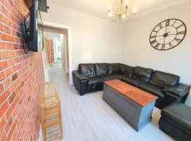 Victorian Home, 3BR, Airport, M1, 6 beds, sleeps 12