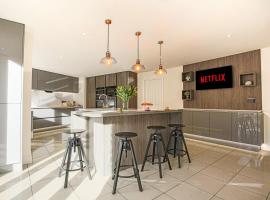 Luxury 5 Bedroom House Bicester Village Central Location, luxury hotel in Bicester