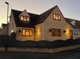 Luxurious 4 bedroom home in the heart of the Cotswolds with Hot Tub!, family hotel in Stow on the Wold