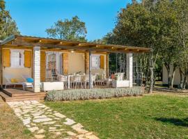 Holiday Home Mobilhome Deluxe by Interhome, hotel a Bale (Valle)