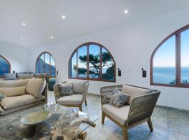 Sea front house with astounding views., vacation home in Banyalbufar