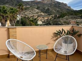 Alojamiento rural en un entorno natural., hotel con estacionamiento en Tibi