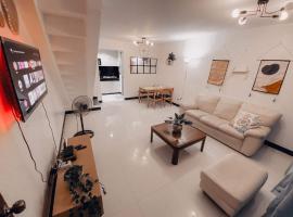 Cozy Themed 2BR TownHouse - near Clark Airport - TRP1、アンヘレスのアパートメント