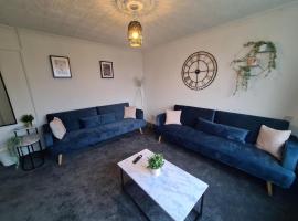 6 bed, sleeps 8, 1 Mile from New Cross Hospital, 10 mins from M6 Jct 10 & M54 Jct 1, ξενοδοχείο σε Fallings Park