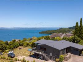 Acacia Bay Bach - Views, Spa & Serenity - Taupo, golfový hotel v destinaci Taupo