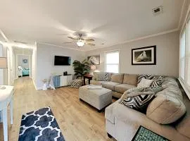 Dog-friendly cottage with fenced yard - stroll to beach, pier, dining, shops