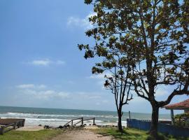 Casa Brisa do Mar Itapoá conforto à uma quadra da praia, feriebolig i Itapoá