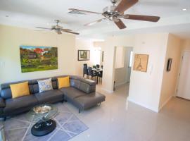 Modern 3 Bedroom Condo In Private Community #5, hotel v destinaci Petit Valley
