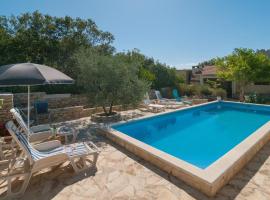 Stunning Home In Gornje Selo With Outdoor Swimming Pool, hotel em Gornje Selo