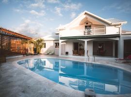 Malaury, splendide villa avec piscine chauffée, loma-asunto Saint-Gilles-les Bainsissa