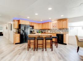 Modern Private Whole Unit 4 Bedroom Guest Suite King Bed, bed and breakfast en Salt Lake City