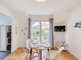 Apartment in a residence by the sea, hotel pantai di Port-en-Bessin-Huppain
