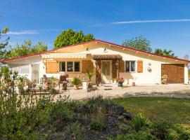 Sunny house with private pool, cabana o cottage a Nadaillac-de-Rouge