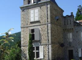 Apartment in a castle with garden and swimming pool, hotel in Saint-Prix