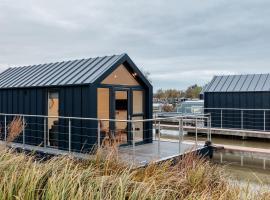 Tattenhall Marina Floating Pods, hotell sihtkohas Hargrave huviväärsuse Beestoni loss lähedal